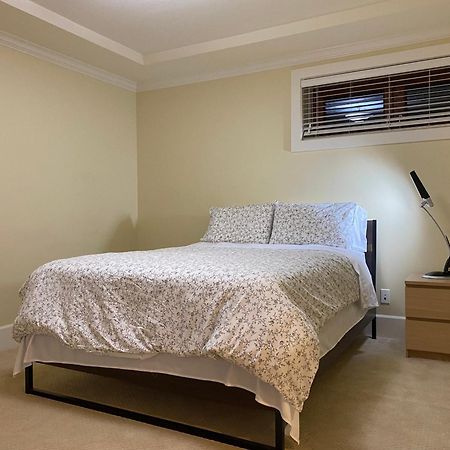 Spacious Modern New Suite バンクーバー エクステリア 写真