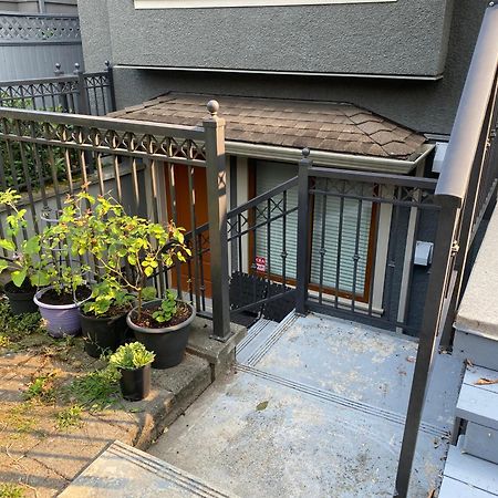 Spacious Modern New Suite バンクーバー エクステリア 写真