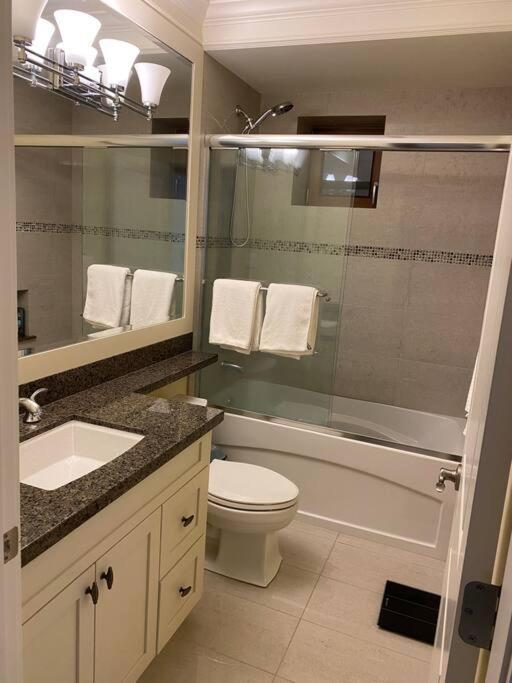Spacious Modern New Suite バンクーバー エクステリア 写真