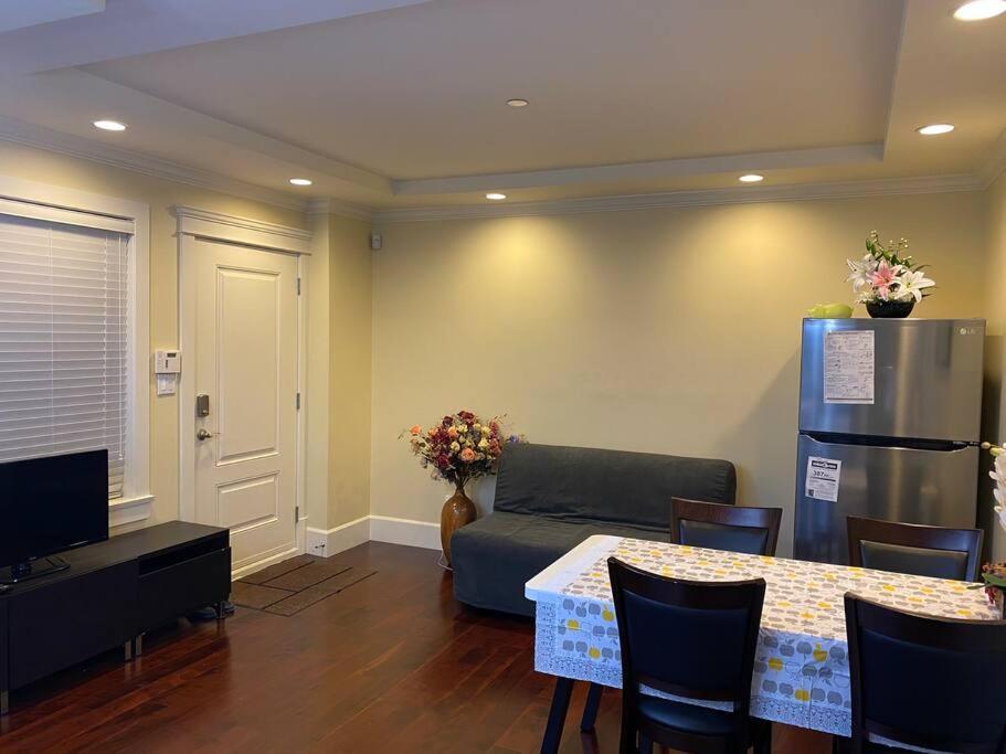 Spacious Modern New Suite バンクーバー エクステリア 写真