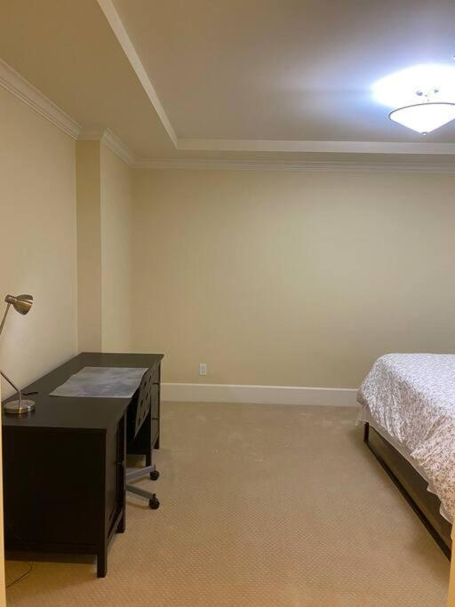 Spacious Modern New Suite バンクーバー エクステリア 写真