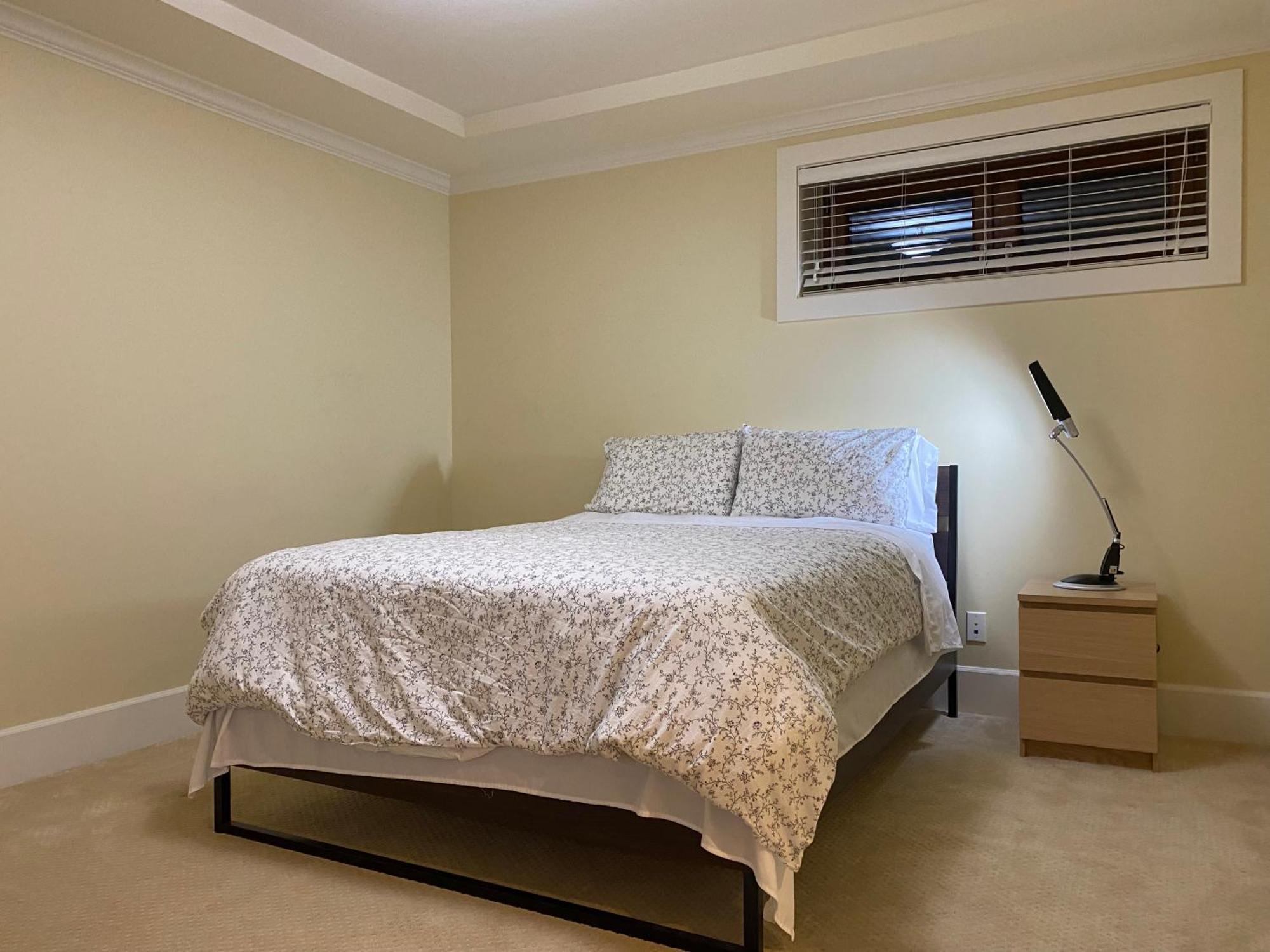 Spacious Modern New Suite バンクーバー エクステリア 写真