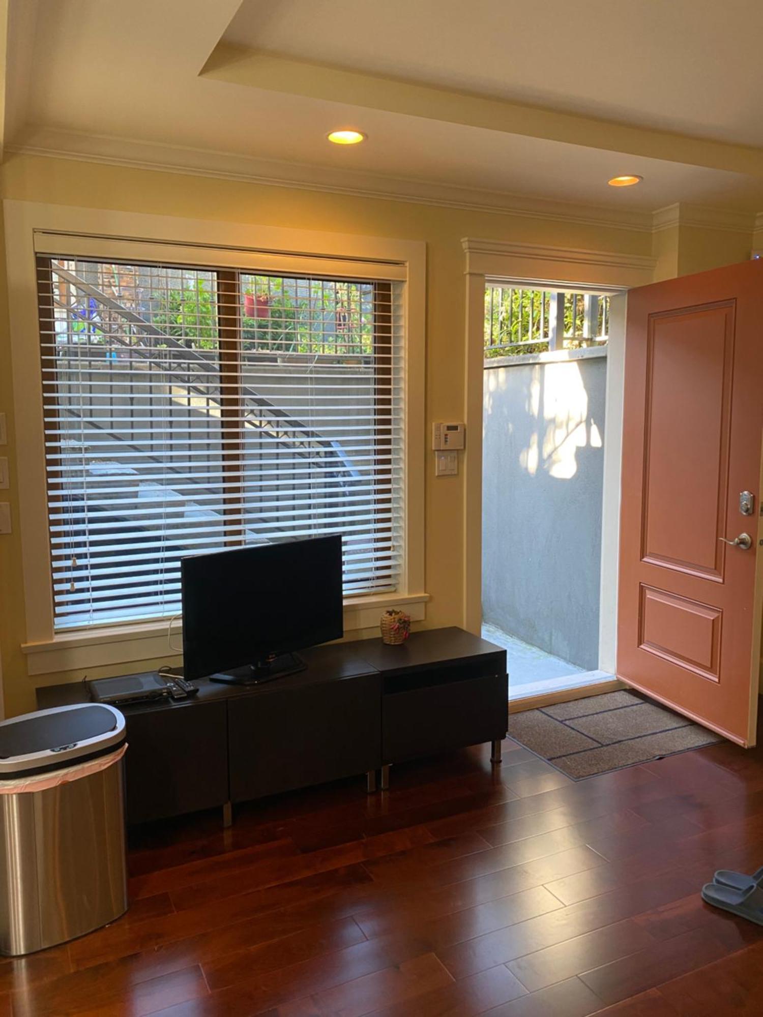 Spacious Modern New Suite バンクーバー エクステリア 写真
